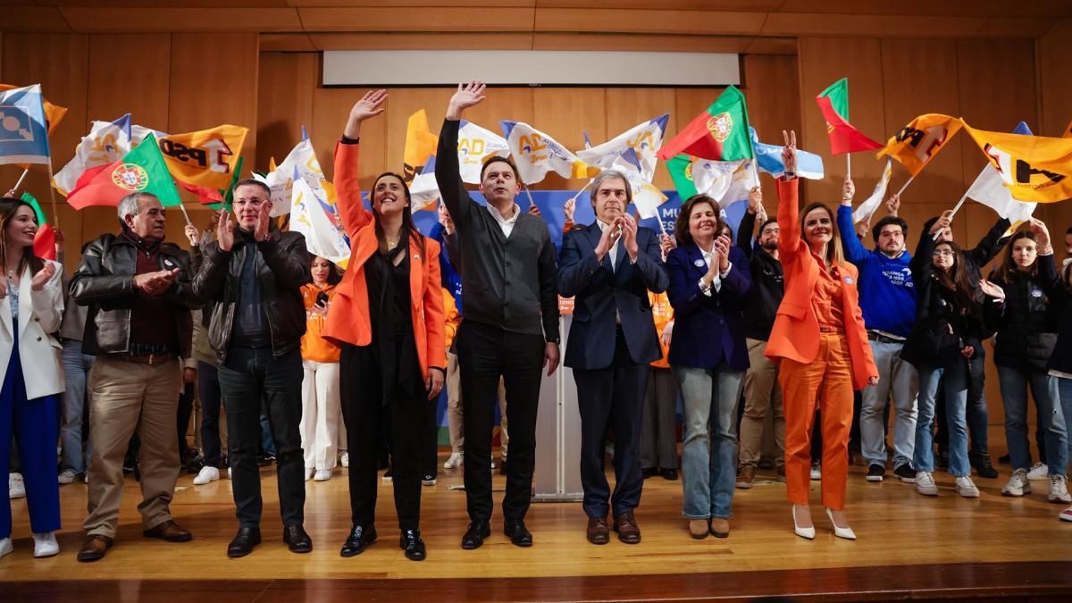 Luis Montenegro del Partido Social Demcrata encabeza la coalicin Accin Democrtica Foto XAlianzaDemocratica