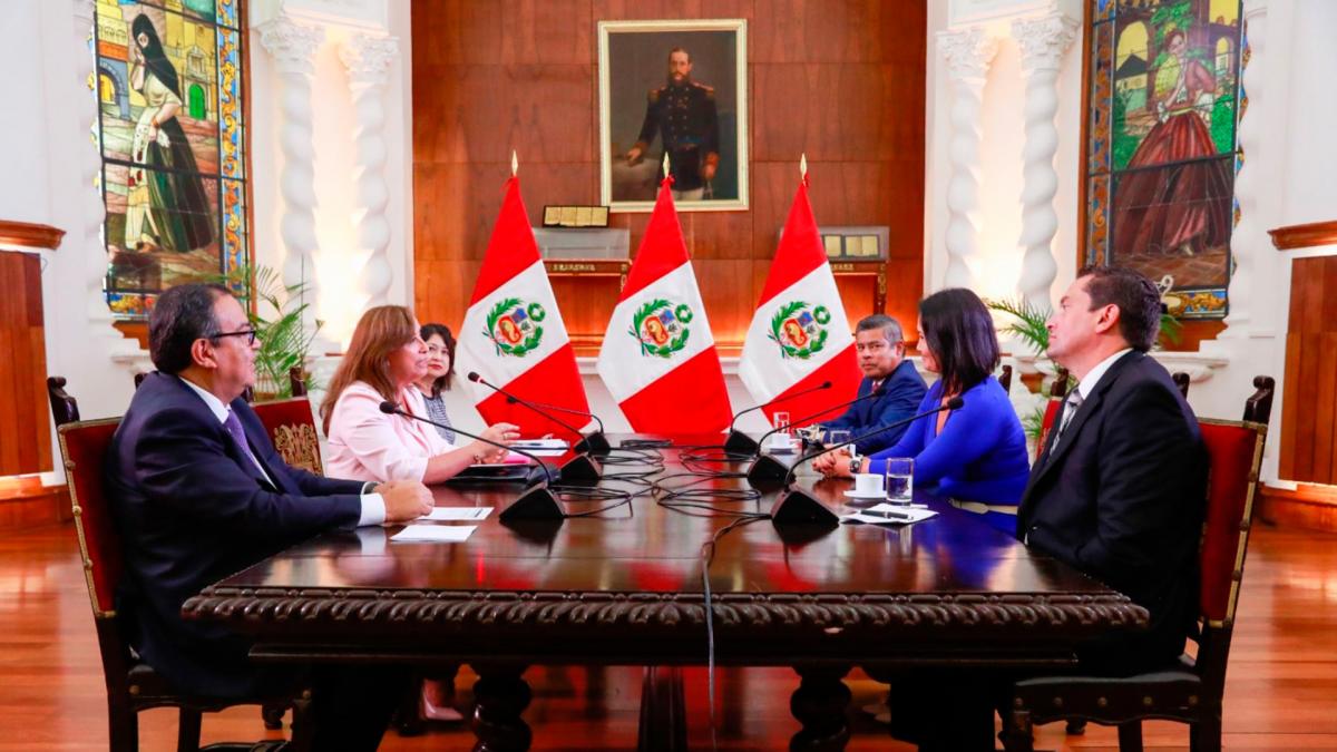 Dina Boluarte y Keiko Fujimori durante una reunin Foto AFP