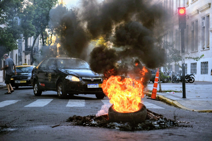 Los taxistas se manifestaron en la sede Gobierno Santa Fe en por los asesinatos de los últimos días. Foto: JUAN JOSE GARCIA 