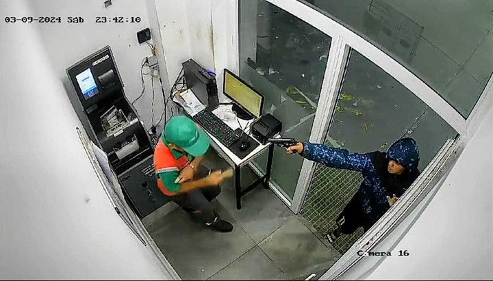 Una de las imágenes difundidas para dar con el asesino del playero de la estación de servicio. 