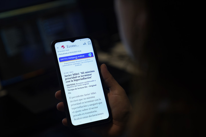 Clarín tiene un sistema que resume notas por IA. Foto Clarín