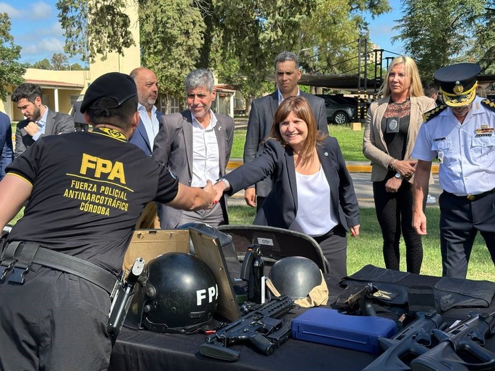 Bullrich durante su visita a la Policía Antinarcóticos de Córdoba.