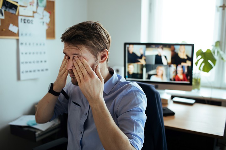 Trabajar muchas horas frente a una pantalla puede provocar fatiga visual. Foto: Shutterstock.