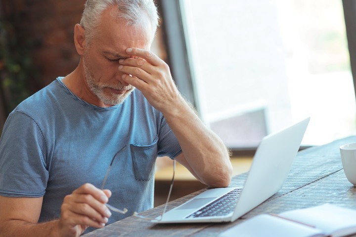 El “ojo seco”, la visión borrosa, dolores de cabeza e incluso problemas para concentrarse son algunos de los efectos de mirar mucho tiempo las pantallas. 