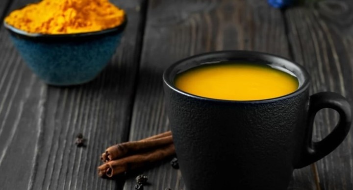 Té o infusión de cúrcuma, una opción para la dieta.