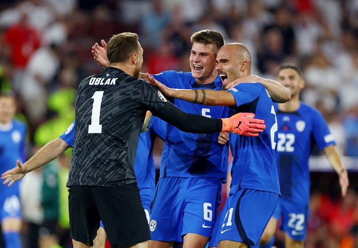 Eslovenia hizo historia y se metió en los octavos de final. Foto: REUTERS/Lee Smith.