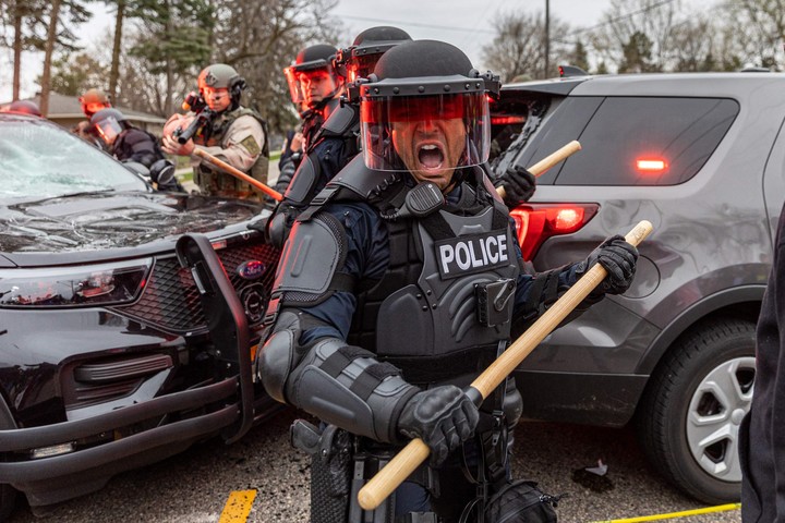 La policía choca con manifestantes tras la muerte de un hombre negro en Minneapolis, Minnesota. Foto: Kerem Yucel / AFP