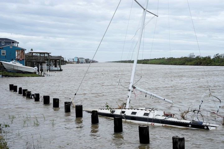 Un velero sumergido después de que Beryl desembarcara cerca el lunes 8 de julio de 2024, en Matagorda, Texas. Foto AP