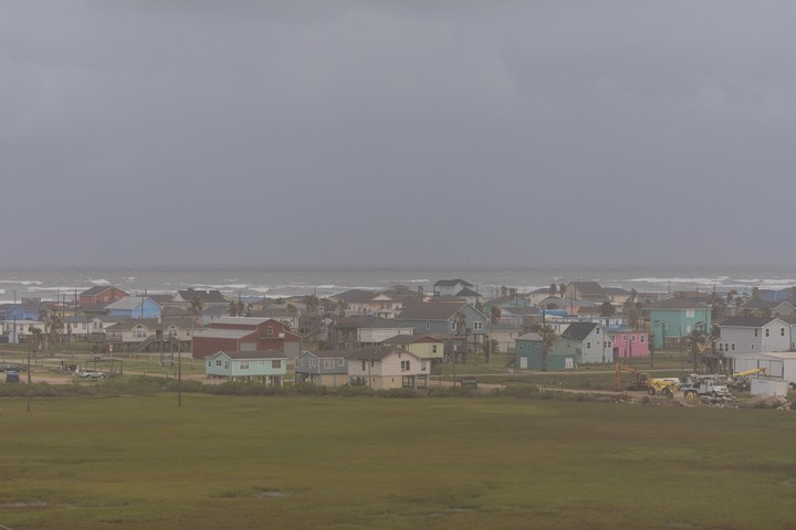 El mal tiempo sobre Surfside Beach, Texas. Foto: Reuters