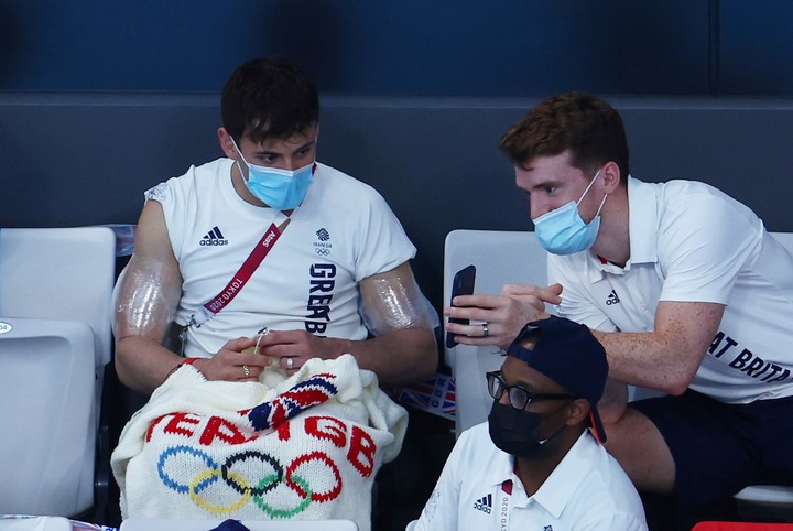 Tom Daley, con su diseño olímpico en una de las tribunas del Centro Acuático de Tokio. (Foto: Twitter @olympics)