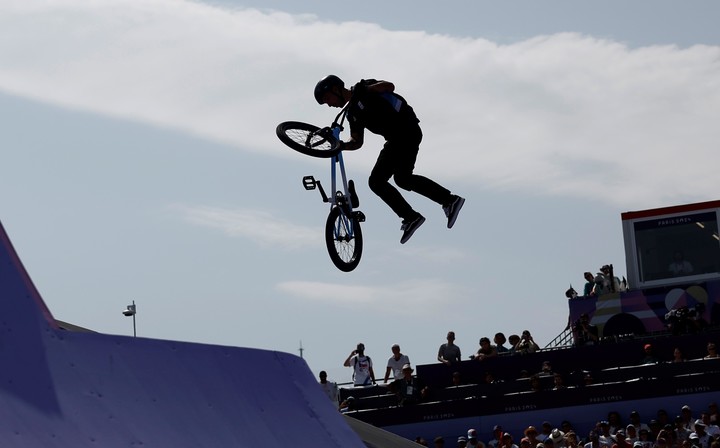 José Torres Gil, en acción con su bicicleta en París 2024.
Foto EFE