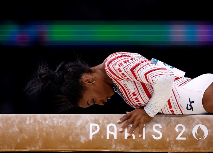 Biles durante su ejercicio en la viga, el aparato que más le costó y en el que obtuvo su puntaje más bajo. Foto Reuters