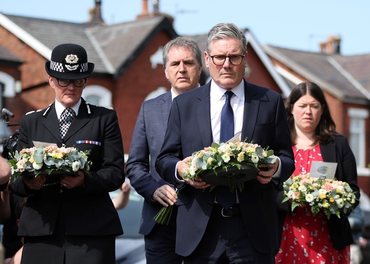 El primer ministro Keir Starmer se acercó al lugar. Foto: EFE 