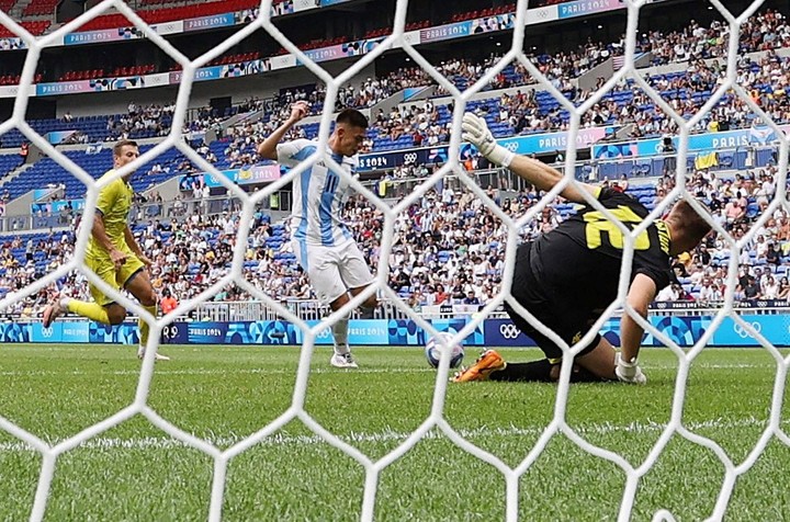 Echeverri puso el 2-0 que cerró la historia ante Ucrania. Foto: REUTERS / Nir Elias.