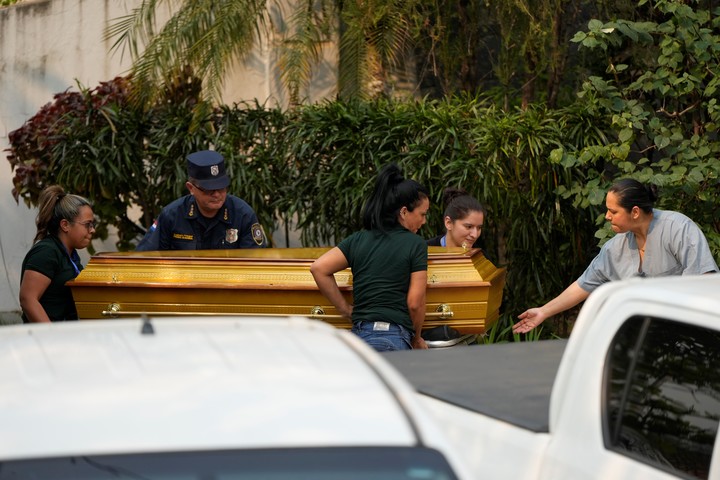 El cuerpo de Eulalio Gomes llega a la morgue en Asunción. Foto AP