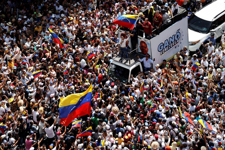 La líder de la oposición venezolana María Corina Machado agita la bandera de Venezuela durante una marcha en Caracas. Foto: AP