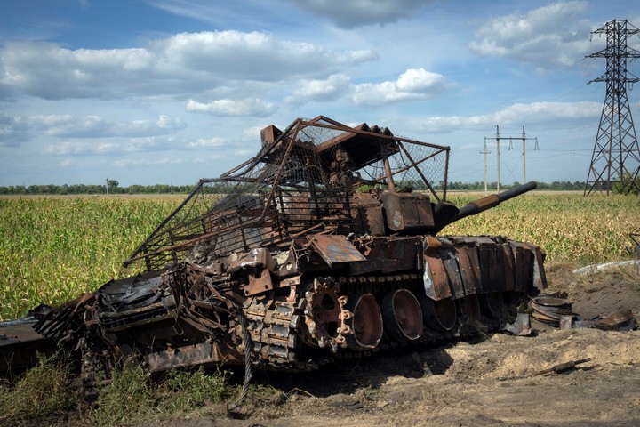 Un tanque ruso destruido cerca de la localidad de Sudzha, en la región de Kursk. Foto: AP  