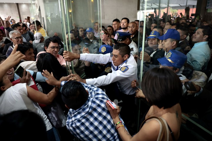 Trabajadores del poder judicial protestan a las afueras de la Cámara de Diputados este miércoles, en la Ciudad de México (México). Foto EFE