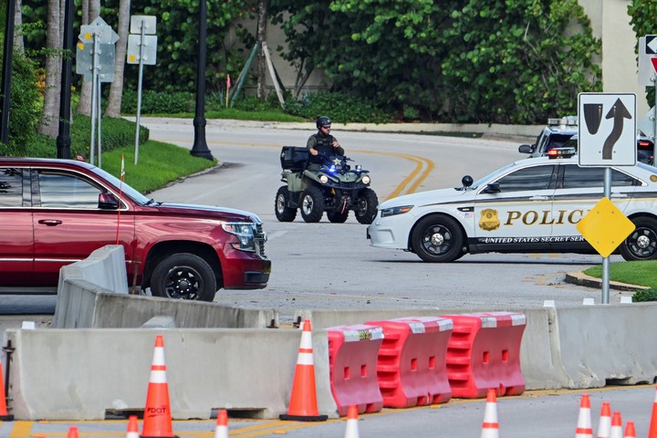 Operativo de seguridad en el campo de golf de Donald Trump, luego del arresto de un sospechoso de planear otro atentado contra el ex presidente de EE.UU. Foto: REUTERS 