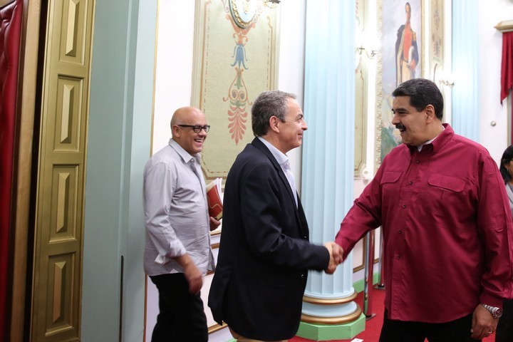 El presidente venezolano Nicolás Maduro  se reúne en un encuentro con José Luis Rodríguez Zapatero, en Caracas, en 2015. Foto EFE 