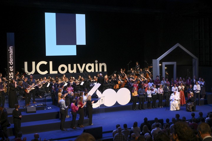 Francisco, este sábado, en un encuentro con estudiantes en la Universidad Católica de Lovaina. Foto: EFE  