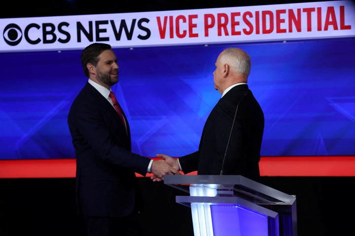 Vance y Walz se dan la mano al inicio del debate. Foto: Reuters 