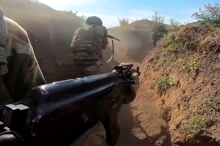 Soldados rusos se entrenan en algún lugar no especificado cerca de la frontera con Ucrania. Foto: AP  