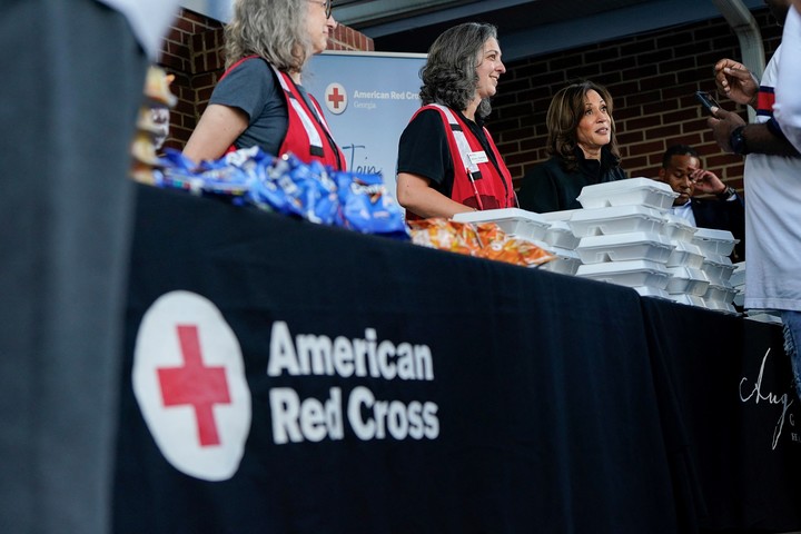 La candidata presidencial demócrata y vicepresidenta de Estados Unidos, Kamala Harris, ayuda en un centro de distribución de alimentos durante una visita a las zonas afectadas por la tormenta tras el huracán Helene, en Augusta, Georgia. Foto Reuters