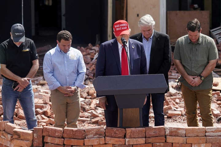 El candidato presidencial republicano y expresidente estadounidense Donald Trump permanece en silencio durante un evento sobre los daños causados ​​por el huracán Helene, en Valdosta, Georgia. Foto Reuters