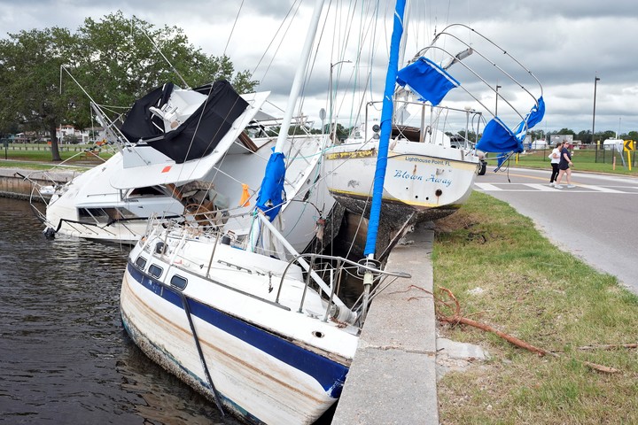 Barcos destruidos durante el huracán Helene se muestran en la cuenca de yates de las islas Davis antes de la posible llegada del huracán Milton. Foto AP