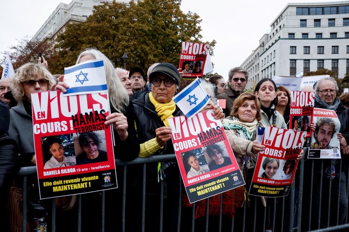 Protesta en apoyo de los rehenes secuestrados durante el mortal ataque del 7 de octubre por parte de Hamas, antes del primer aniversario del ataque, en París, Francia. Foto Reuters