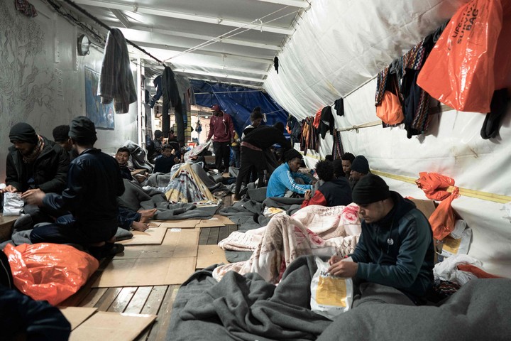 Inmigrantes en el buque de rescate Ocean Viking, frente a las costas de Italia, en noviembre de 2022. Foto: AFP 