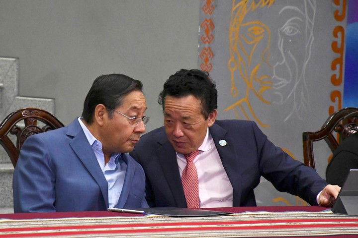 El presidente de Bolivia, Luis Arce y el director de la Organización de la ONU para la Alimentación y la Agricultura (FAO), QU Dongyu, durante un acto en La Paz (Bolivia). Foto EFE