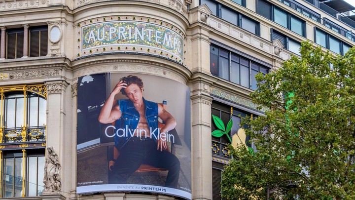 El almacén Printemps, situado en el Boulevard Haussmann y el segundo construido en Paris, presenta un anuncio de Calvin Klein.