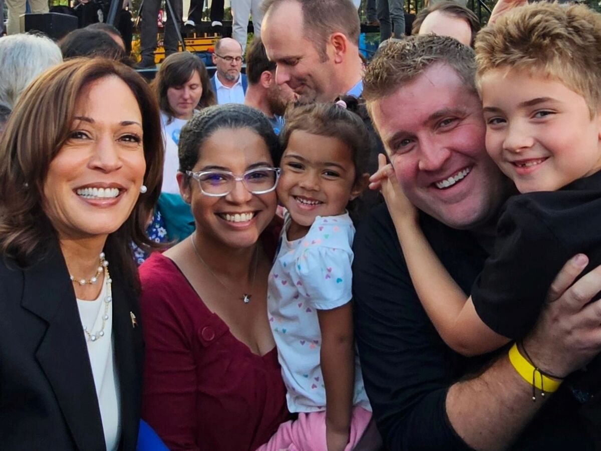 Mark Becker, un republicano "never Trump" posa junto a Kamala Harris. Foto: gentileza