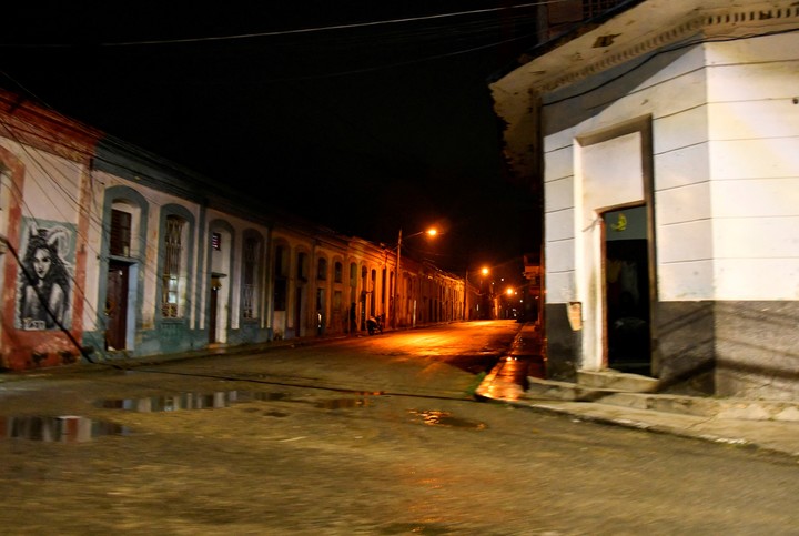 Las farolas iluminan un vecindario mientras el gobierno de Cuba dijo el sábado que había logrado algunos avances en el restablecimiento gradual del servicio eléctrico en toda la isla. Foto Reuters