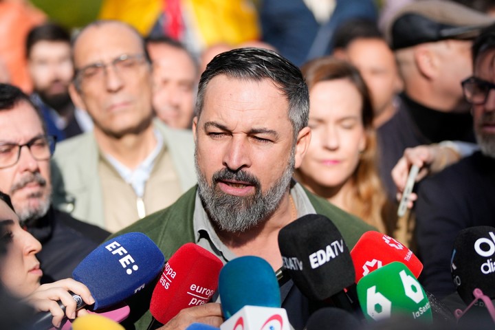 El presidente de Vox, Santiago Abascal antes de participar en la concentración convocada en Madrid contra Sánchez. Foto EFE