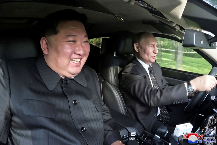 El líder norcoreano Kim Jong-un junto a Putin a bordo de un auto en Pyongynag. Foto; AP