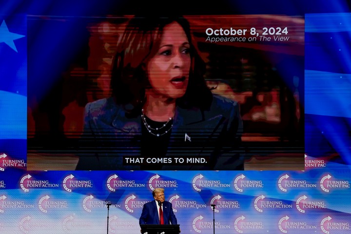 El expresidente de Estados Unidos y candidato presidencial republicano Donald Trump habla en el mitin de campaña de Turning Point PAC en el Gas South Arena, en Duluth, Georgia, Estados Unidos, el 23 de octubre de 2024. Trump se enfrenta a la vicepresidenta demócrata de EEUU, Kamala Harris. EFE/EPA/ERIK S. LESSER