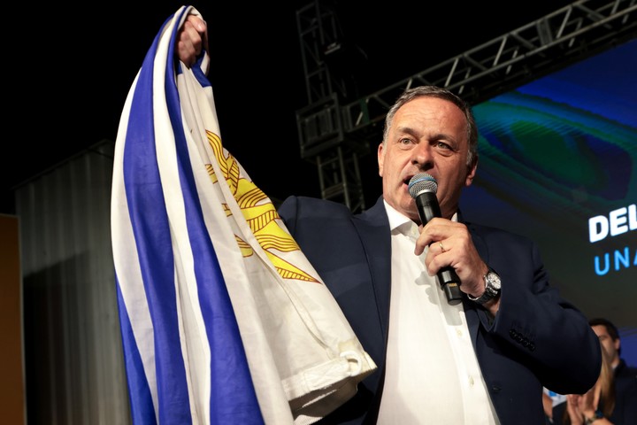 El candidato a la presidencia de Uruguay por el oficialista Partido Nacional, Álvaro Delgado. Foto: EFE/Gastón Britos