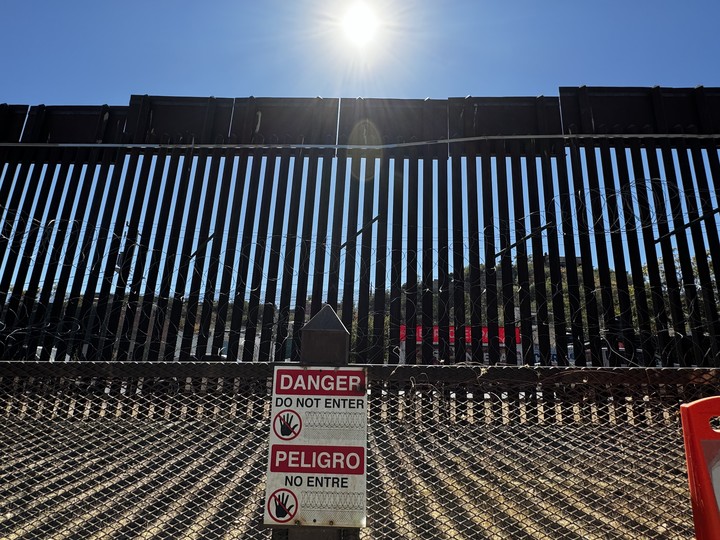 La mole de casi 10 metros, con alambres de púas para impedir que los inmigrantes trepen. Foto: Paula Lugones