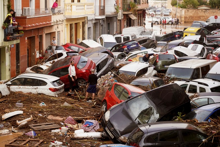 Autos apliados por las correntadas de los ríos, en Valencia. Foto: AP 