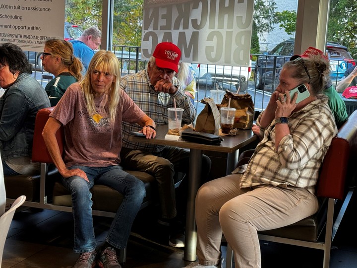 Votantes trumpistas, en un McDonalds de Pennsylvania. Foto: Paula Lugones