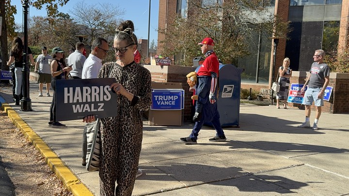 Votantes de Donald Trump y de Kamala Harris hacen campaña en   Pennsylvania. Foto: Paula Lugones  