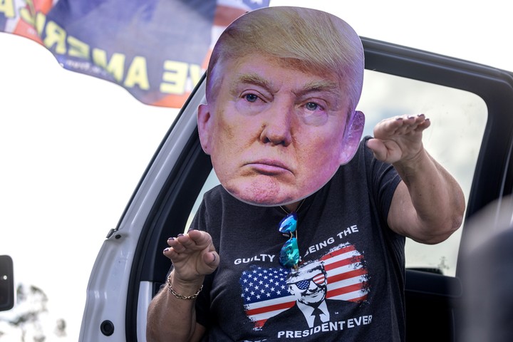 Simpatizantes del expresidente estadounidense y actual candidato presidencial republicano Donald Trump asisten al 'Trump Parade' en West Palm Beach, Florida. Foto EFE