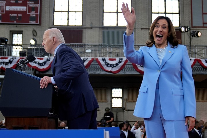 El presidente Joe Biden habla mientras la vicepresidenta Kamala Harris saluda en un evento de campaña en Girard College, en Filadelfia. Foto AP