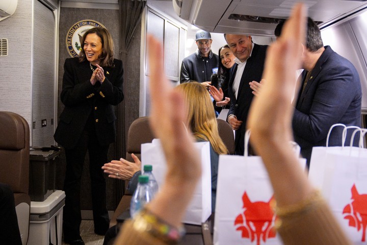 Aplausos en el fin de la campaña de Kamala Harris. Foto: AP