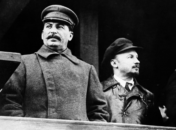 Josef Stalin y el político soviético Nikolai Bukharin, en una imagen de noviembre de 1930. Foto: AP 