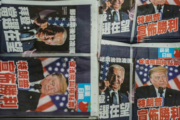 Las imágenes de Donald Trump y Joe Biden, en un diario de China. Foto: BLOOMBERG 