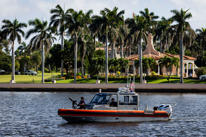 La Guardia Costera de EE.UU. patrulla frente a la residencia Mar-a-Lago, el complejo de Donald Trump en Palm Beach, Florida. Foto: AFP